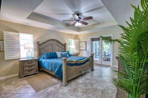 4 bedrooms, desk, iron/ironing board, travel cot - Spectacular Heat Pump Pool/Lanai, 4 bed/2 Bath Home  only 10 min from 5 beaches (Rotonda West)