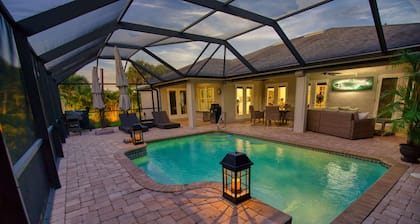 Spectacular Heat Pump Pool/Lanai, 4 bed/2 Bath Home only 10 min from 5 beaches