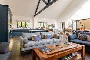 TV - Missy's House in the Woods - a fully accessible property that sleeps 10 guests. (Harringworth)