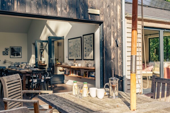 Outdoor dining - Missy's House in the Woods - a fully accessible property that sleeps 10 guests. (Harringworth)