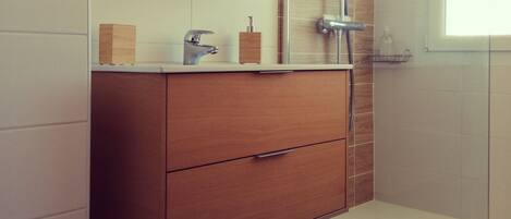 シャワー、ヘアドライヤー、タオル、石鹸