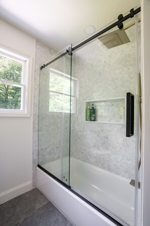 Badewanne, Haartrockner, Handtücher