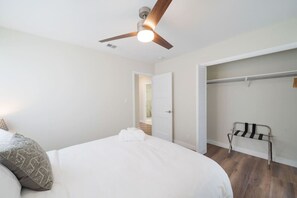 4 slaapkamers, een bureau, een strijkplank/strijkijzer, wifi