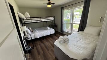 4 habitaciones, escritorio, tabla de planchar con plancha y wifi