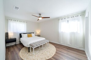 4 habitaciones, escritorio, tabla de planchar con plancha y wifi 