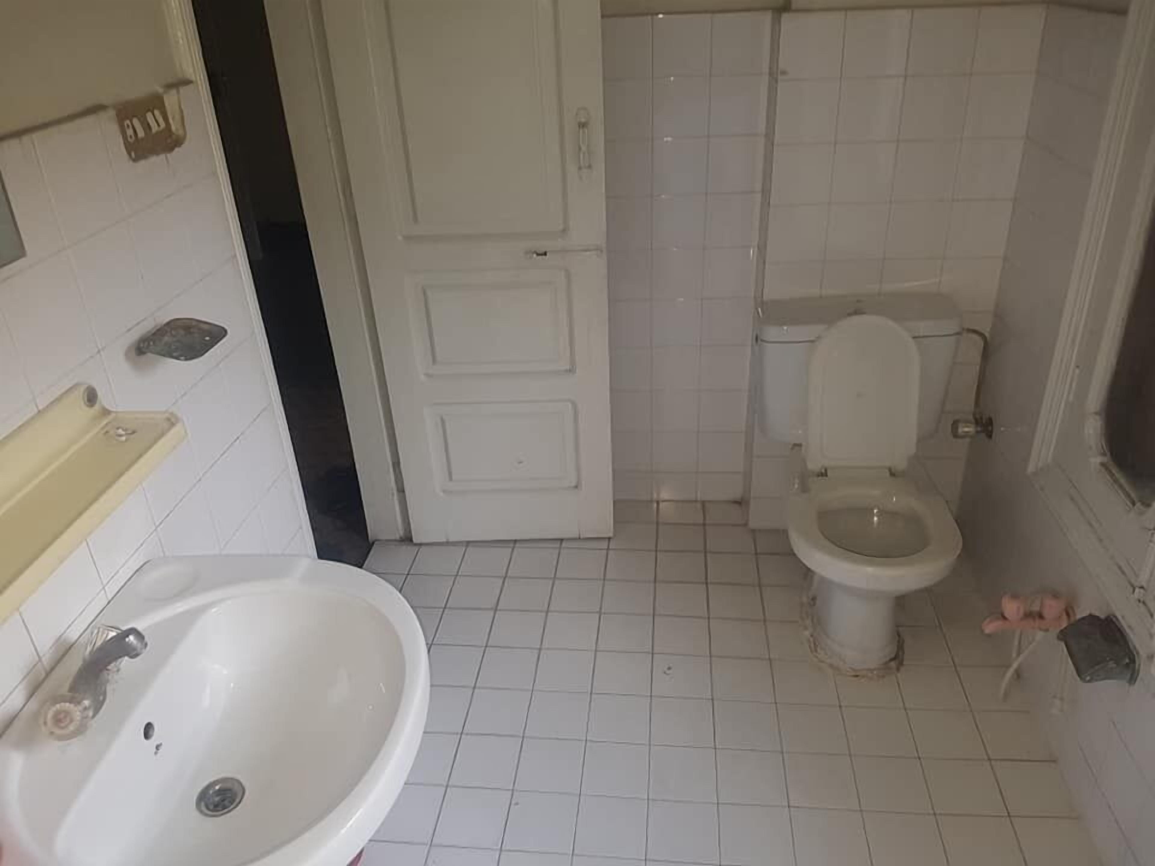 Dusche, kostenlose Toilettenartikel, Handtücher