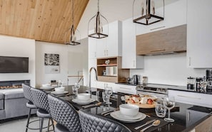 Fridge, microwave, oven, stovetop - The Experience SÔ Lodge (SHEFFORD)