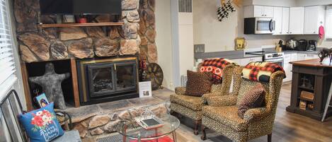 Una televisión de pantalla plana, una chimenea