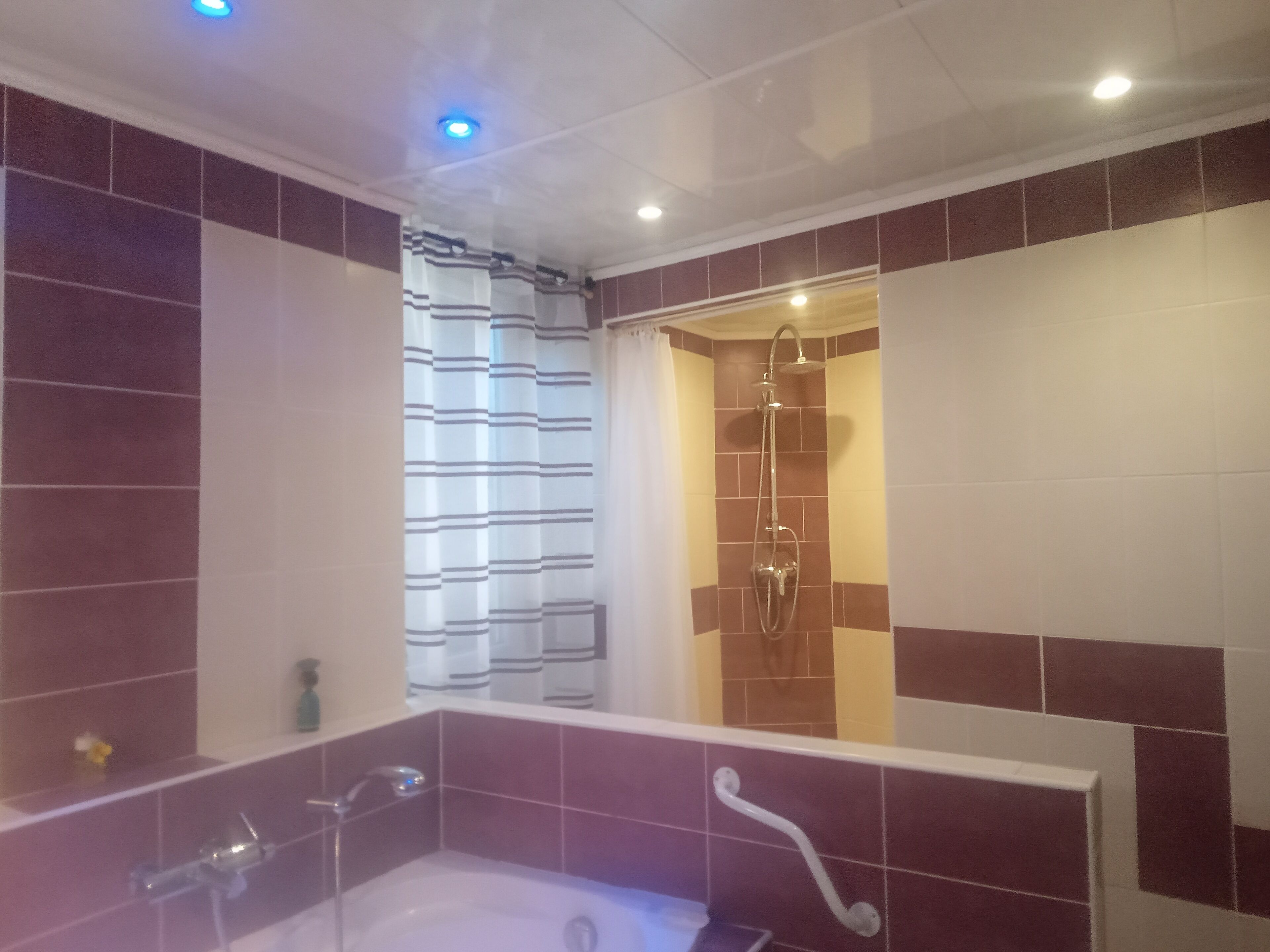 Ensemble douche/baignoire, papier toilette