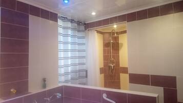 Ensemble douche/baignoire, papier toilette