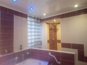 Combined shower/tub, toilet paper