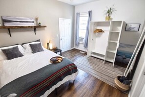2 habitaciones, caja de seguridad en la habitación y escritorio 