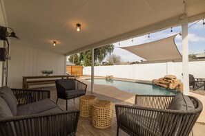 A heated pool - Family Hideaway w/ Heated Pool & Ping Pong (Gilbert)