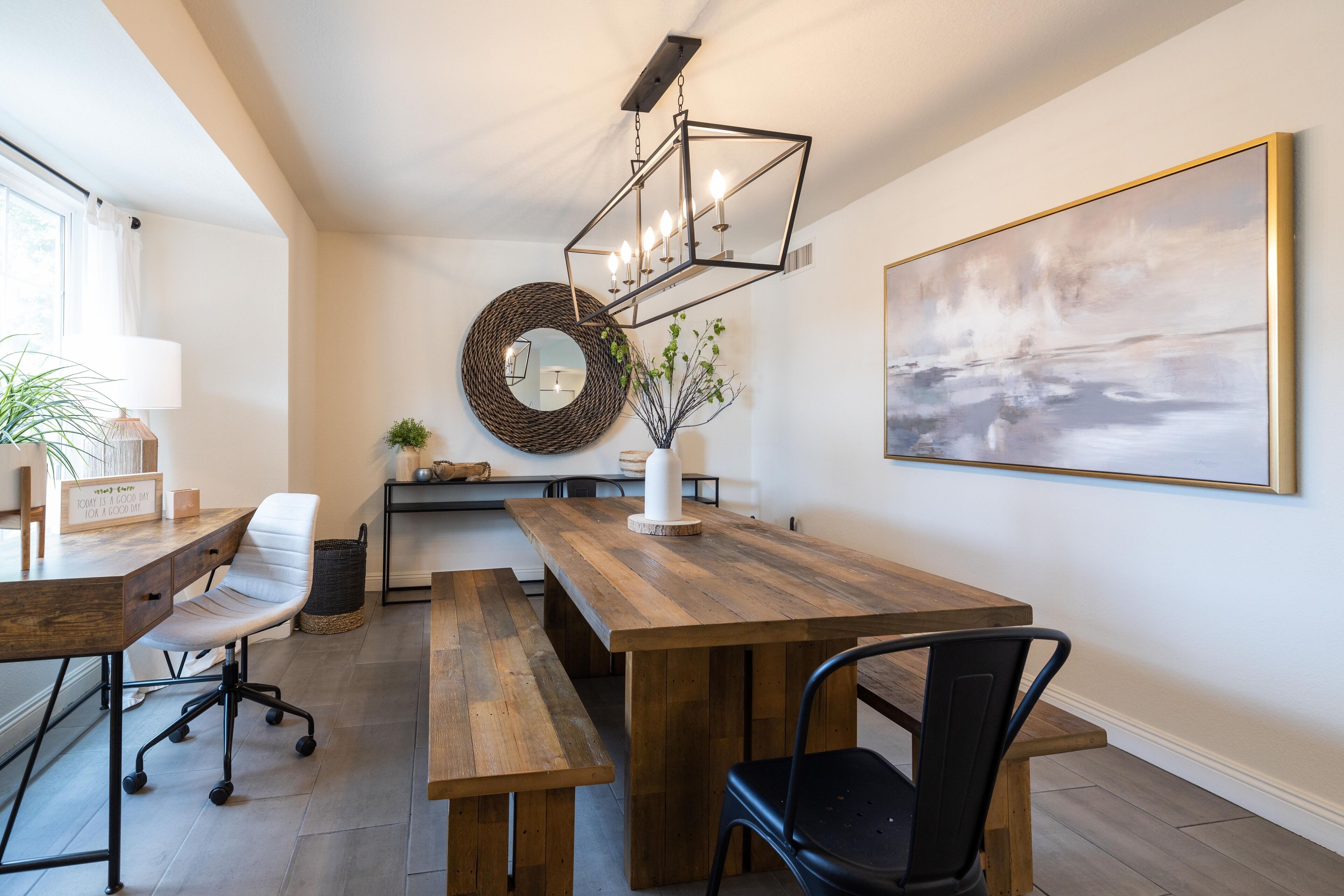Een eethoek met een houten tafel, banken en stoelen.