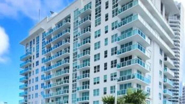 A modern multi-story hotel with a pool in the foreground. - Condo in Brickell the best Miami. Free parking (Brickell)