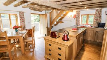 Cottage | Private kitchen | Fridge, electric kettle, toaster, cookware/dishes/utensils
