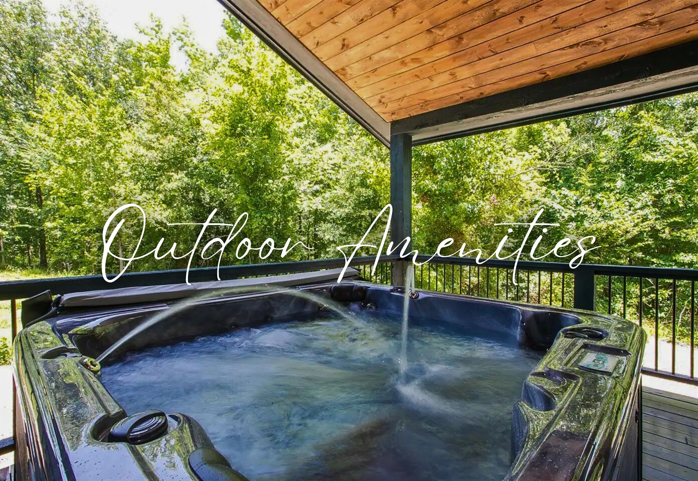 Un jacuzzi bajo una pérgola de madera con vistas a árboles frondosos.