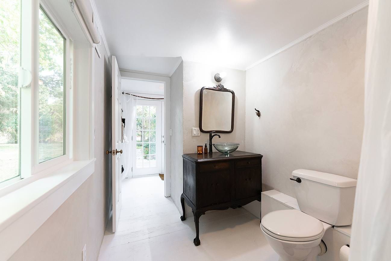 Kombinert dusj/badekar, hårføner, håndklær og såpe