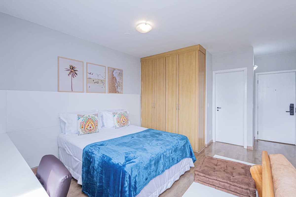 Une chambre à coucher comprenant un lit, une armoire, un bureau et une chaise.