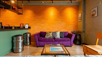 Senior suite | Woonruimte | Een 32-inch televisie met digitale zenders