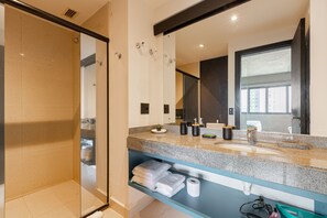 Senior Suite | Bathroom | Shower, hair dryer, soap, shampoo - QSA - Anora Spaces - Metropolis Alphaville (Barueri)