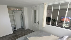 A bedroom with a bed, a wardrobe, a window, and a television. - Cosy apartment in a 2** residence (Martigues)