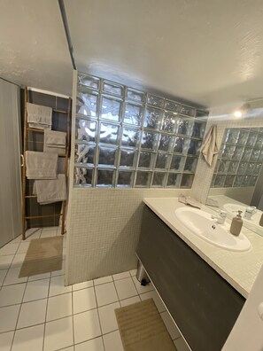 Douche, sèche-cheveux, serviettes fournies, shampoing