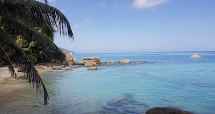Fabulous Sea View Ground Floor Private Apartment 2 minutes walk to the beach