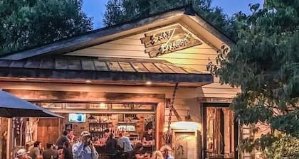 Cabin on Main- Cozy Downtown Burnsville!