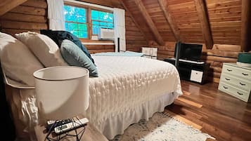 2 kamar tidur, meja kerja, setrika/meja setrika, dan Wi-Fi gratis