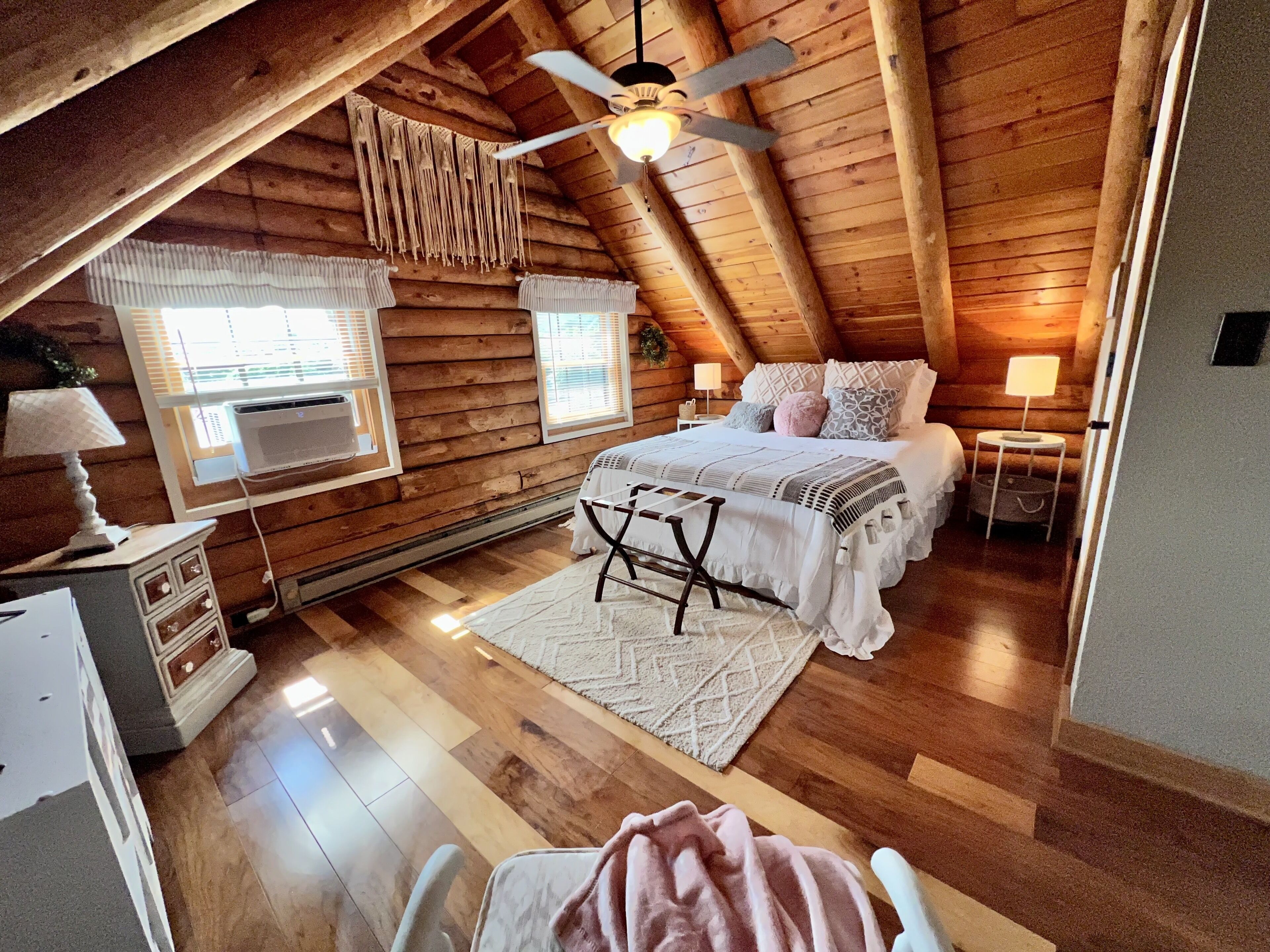 2 habitaciones, escritorio, tabla de planchar con plancha y wifi gratis 