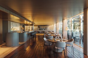 Restaurant - Suryaa Hotel Pinhais, Curio Collection by Hilton (Pinhais)