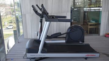 Una caminadora con sistema de absorción de impactos FlexDeck sobre una plataforma de madera.