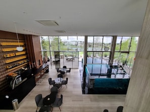 Sisäuima-allas, ulkouima-allas, aurinkotuoleja