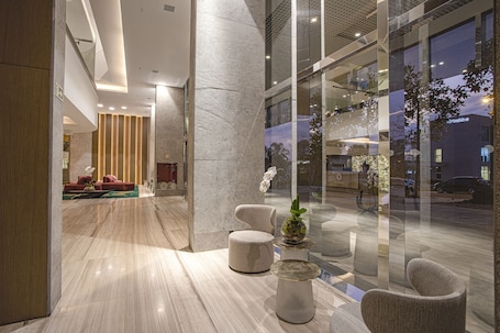 Fachada da propriedade. Suryaa Hotel Pinhais, Curio Collection by Hilton