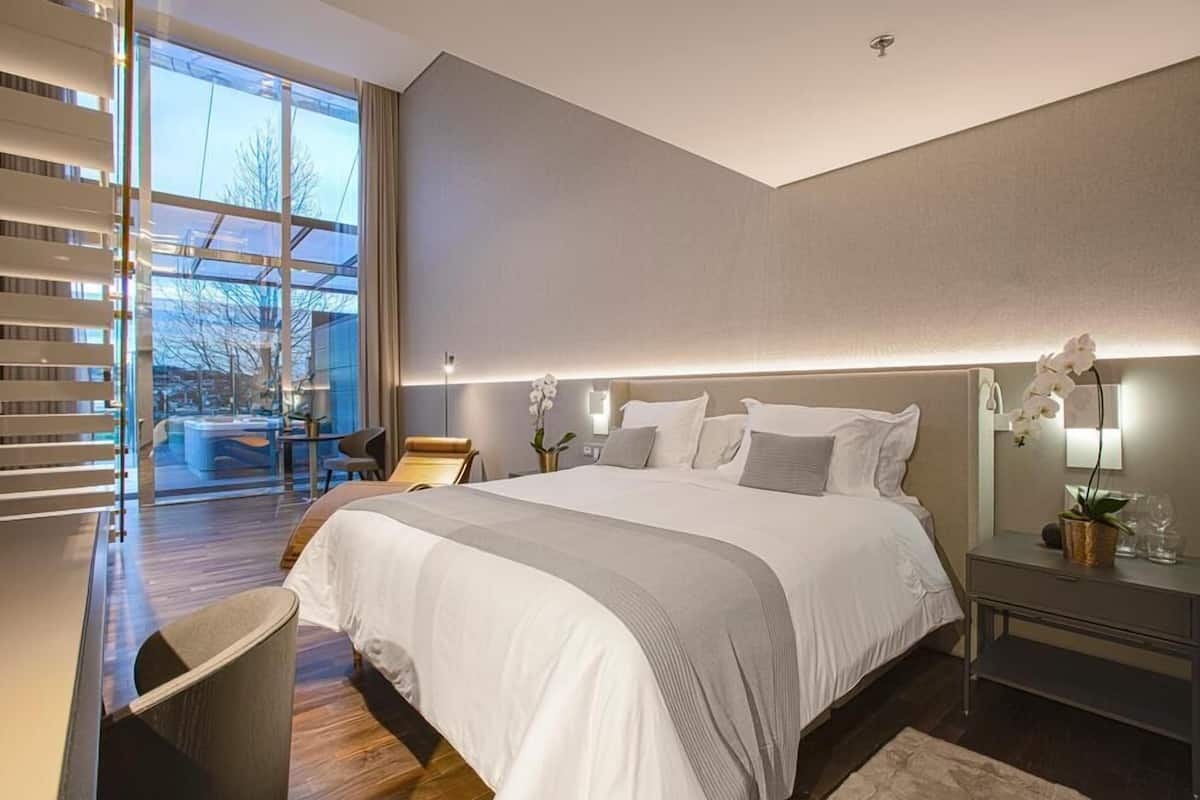 Seprai premium, bantalan ekstra lembut, minibar, dan brankas