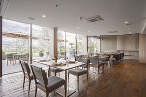 Restaurant - Suryaa Hotel Pinhais, Curio Collection by Hilton (Pinhais)