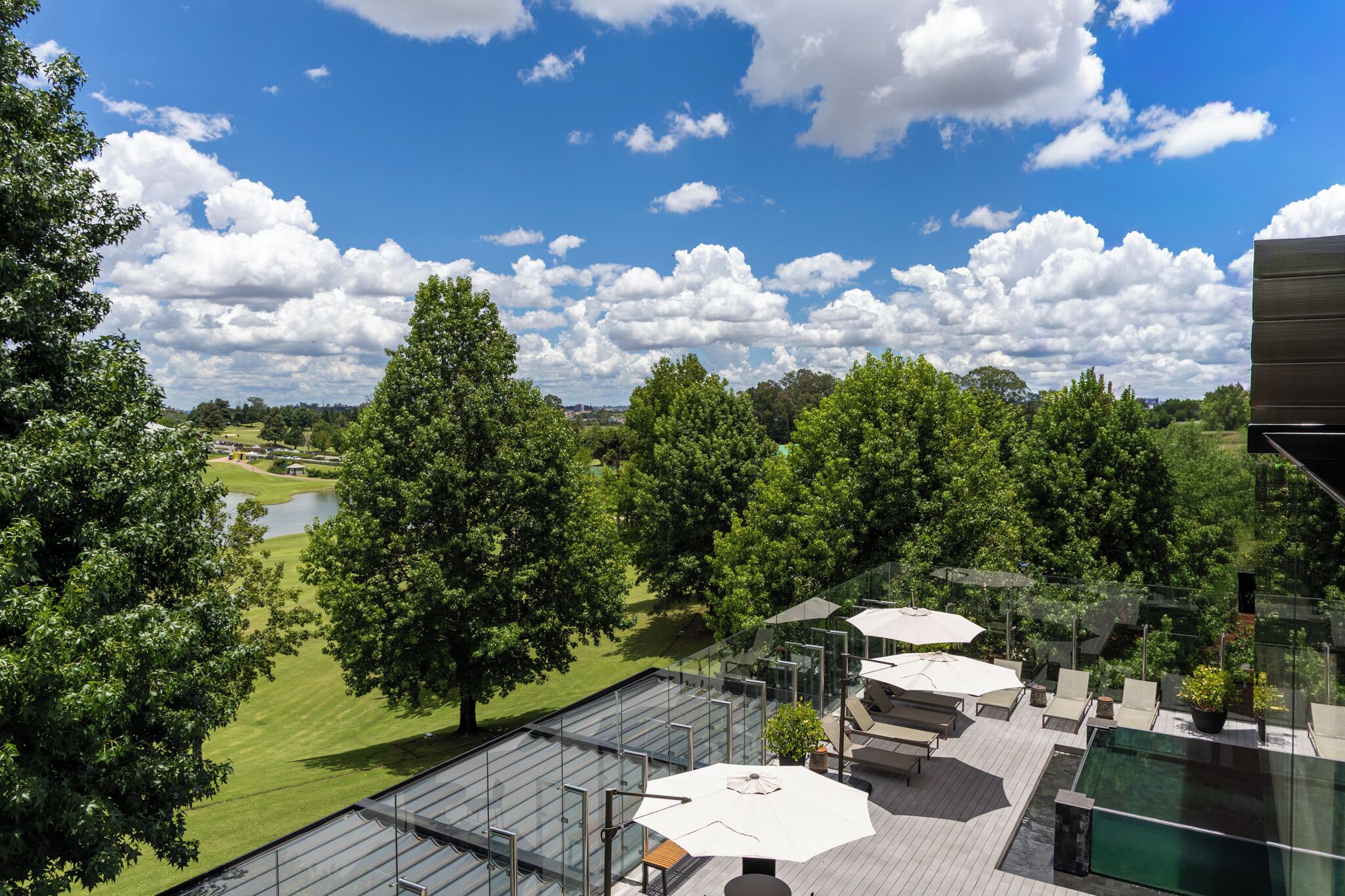 Roupas de cama premium, camas com colchões pillow-top, frigobar