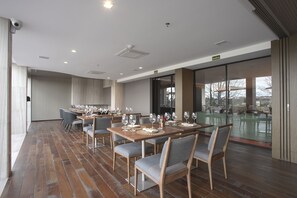 Restaurant - Suryaa Hotel Pinhais, Curio Collection by Hilton (Pinhais)