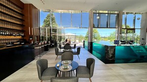 室內游泳池和室外游泳池，提供日光浴躺椅