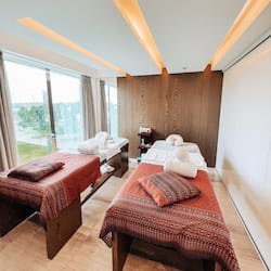 Espace de soins pour les couples, bain à remous, soins corporels