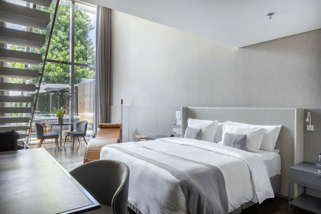 Premium-studiosviitti | Ylelliset vuodevaatteet, pillowtop-patjalliset sängyt, minibaari