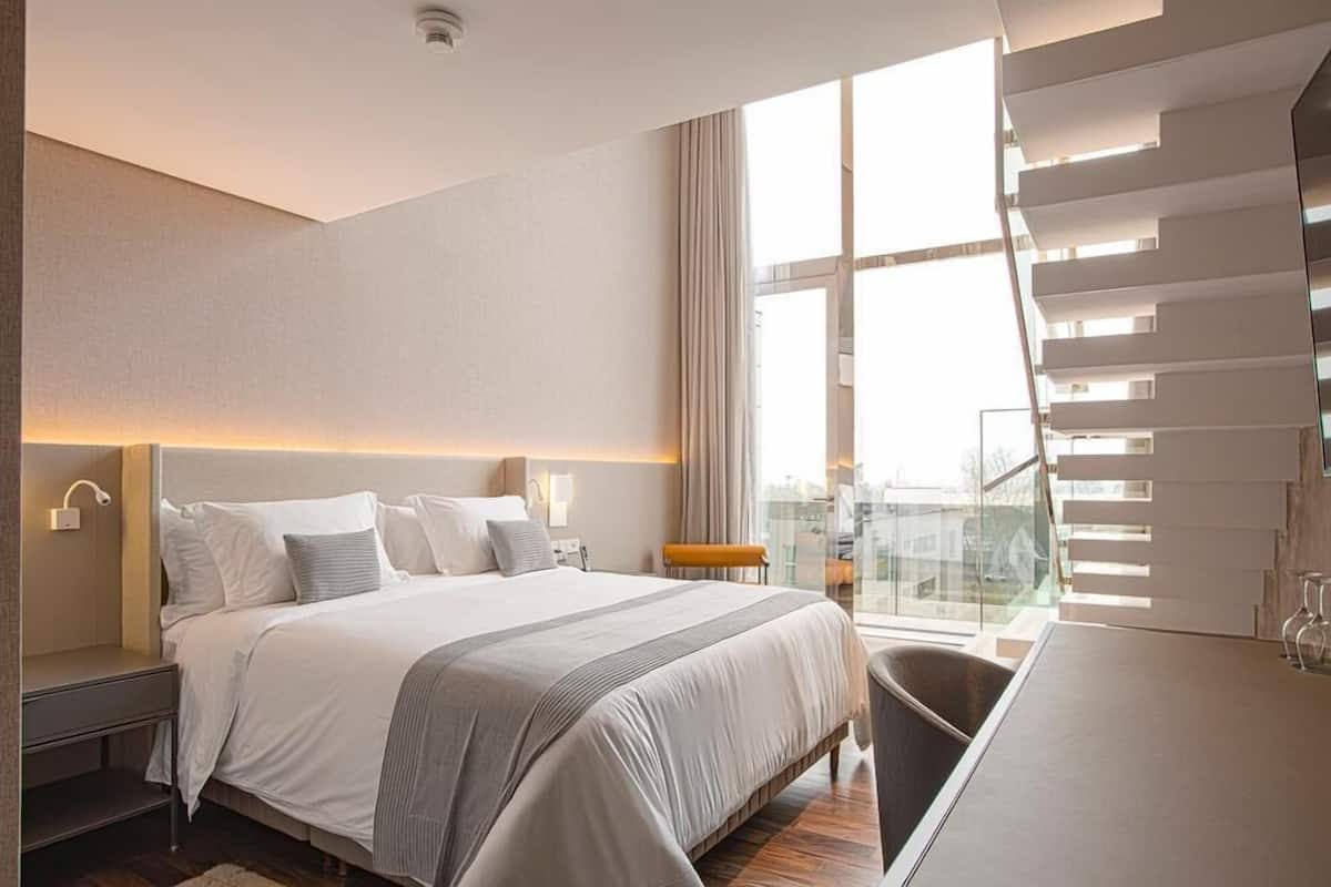 Seprai premium, bantalan ekstra lembut, minibar, dan brankas