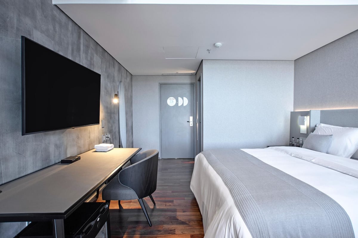 Seprai premium, bantalan ekstra lembut, minibar, dan brankas
