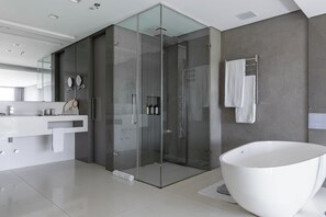 Ropa de cama de alta calidad, colchones con pillow-top y minibar 