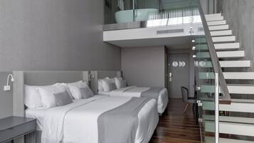 Un dormitorio moderno con dos camas, una escalera de cristal y un baño con bañera.