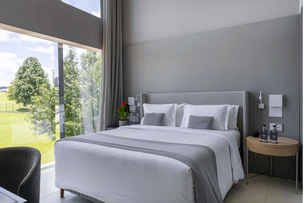 Kahden hengen deluxe-huone | Ylelliset vuodevaatteet, pillowtop-patjalliset sängyt, minibaari