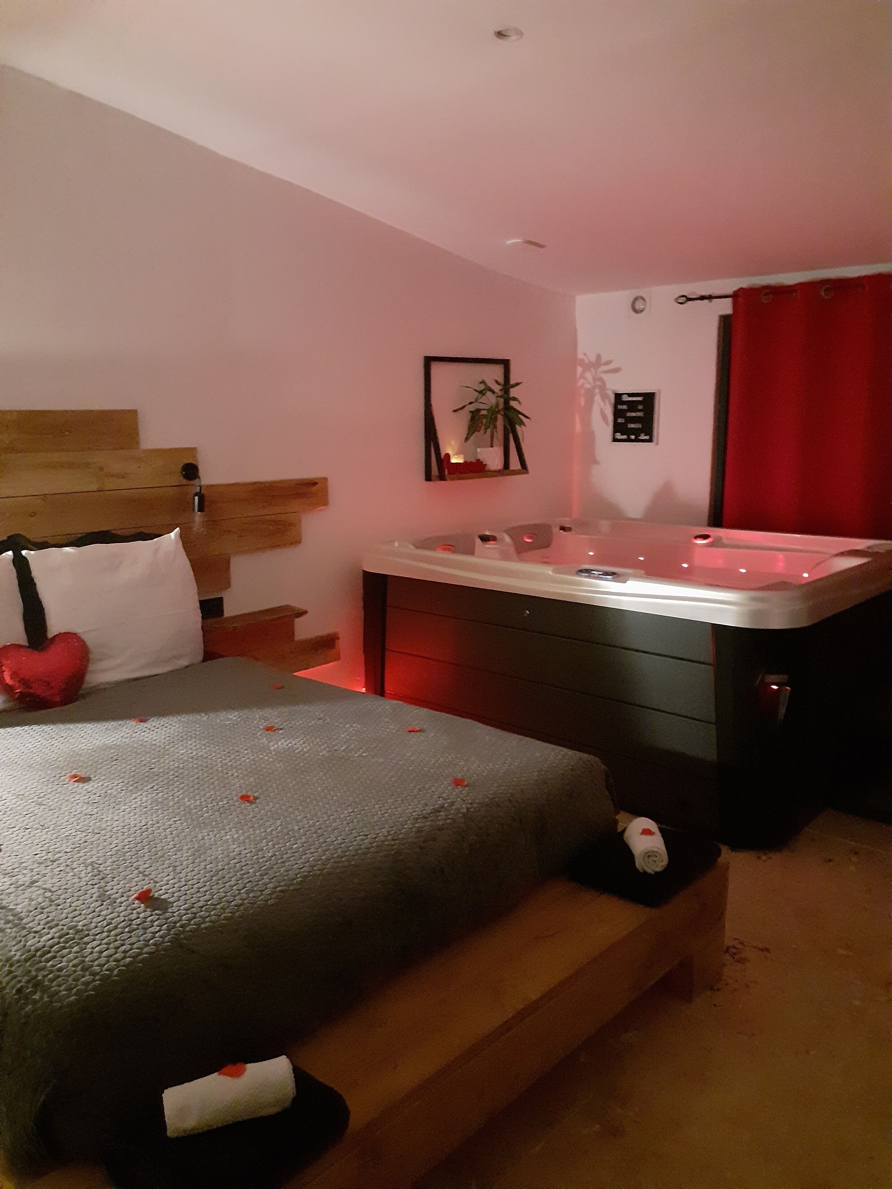 1 bedroom, bed sheets