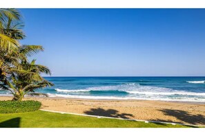 Sur la plage, chaise longue