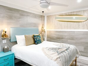 3 habitaciones, escritorio y tabla de planchar con plancha